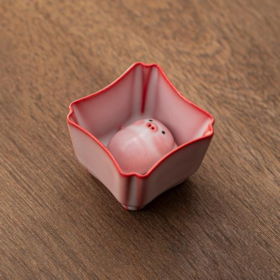 Лежащая свинка Кружка для бабл-чая Ручная работа Керамическая кружка с забавной свиньей, выдувающей пузыри Чайный питомец Уникальный подарок для любителей чая и декора дома