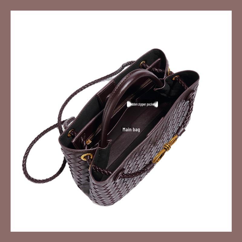 Вместительная сумка среднего размера через плечо или через почтальонку ручной работы