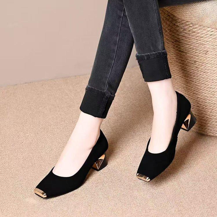 High Heels Women's 2025 Summer New French Retro Metal Head Shallow Mouth Temperament Commuting Medium Thick Heel Square Head Single Shoes