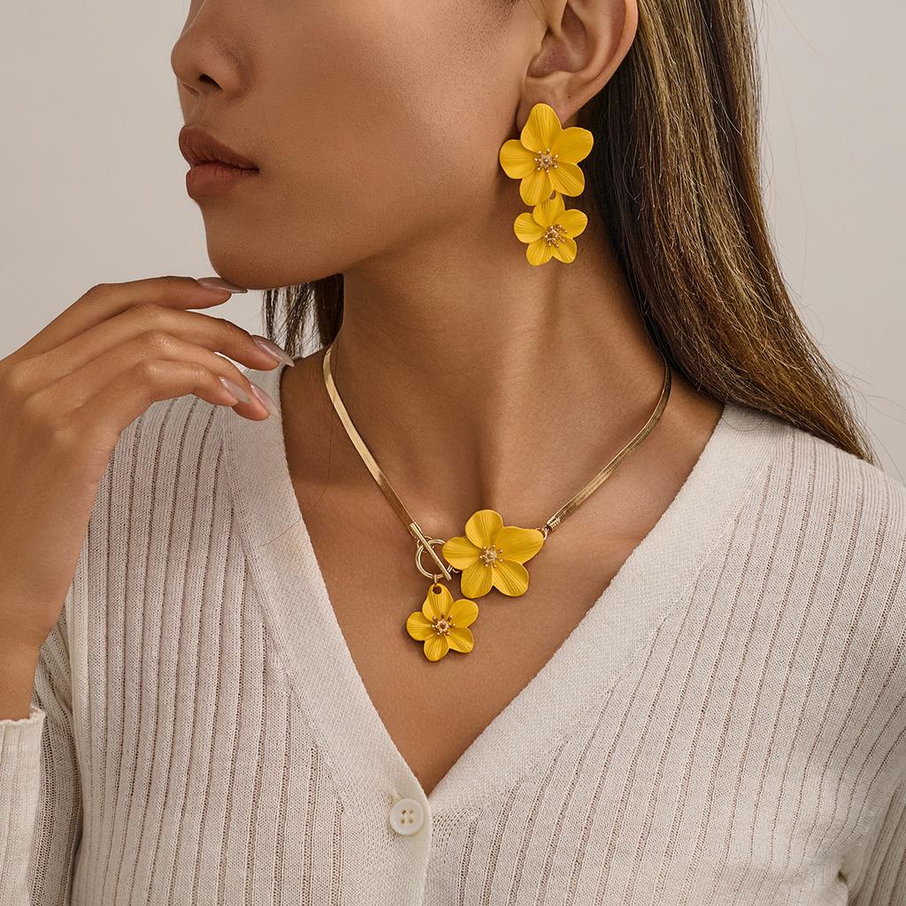 Модный и элегантный комплект украшений из ожерелья и сережек с цветочным кулоном подойдет для повседневных женских встреч, вечеринок, праздничных путешествий и в качестве подарка.