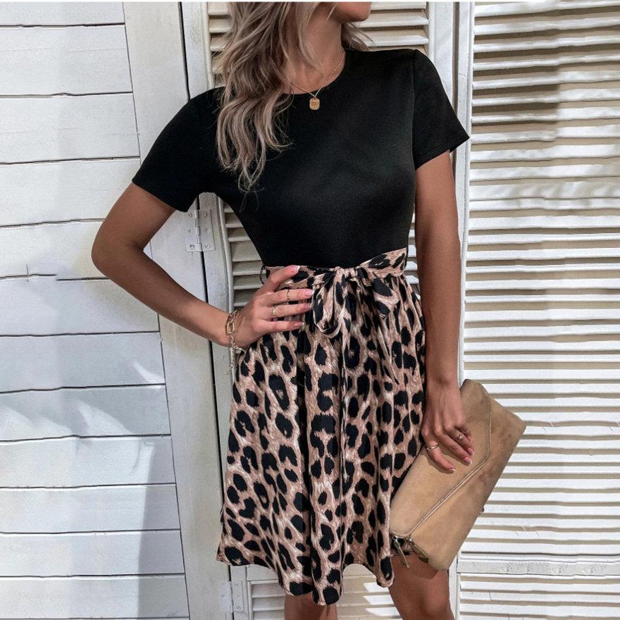 Летнее женское платье с леопардовым принтом в стиле пэчворк и бретельками