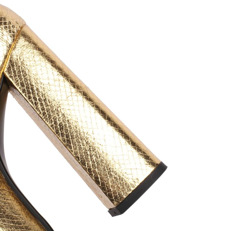 Женские сандалии на высоком каблуке. Женские сандалии на очень высоком каблуке на платформе. Летняя обувь.