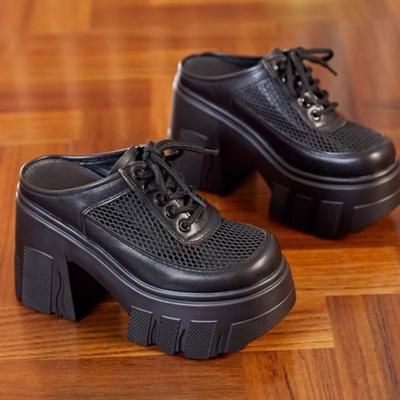 Шлепанцы с каблуком, увеличивающим рост, женская уличная обувь, новинка 2025 года, шлепанцы на толстой подошве-маффине, полузакрытые, из сетчатой пряжи, с полым верхом, дышащие сандалии