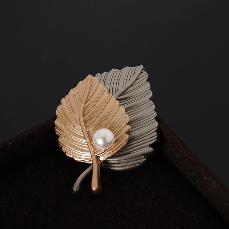 Summer Anti-Exposure Brooch: Fashionable and Luxurious Collar Pin for Women.
