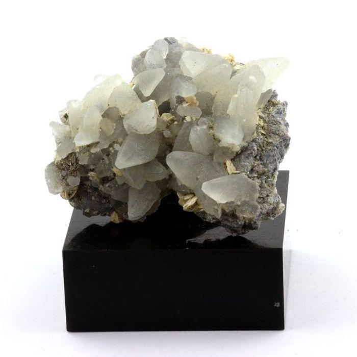 Pierres et Minéraux. Calcite + Sidérite + Pyrite. 239.40 ct. Saint-Barthélemy-de-Séchilienne, Isère, France.