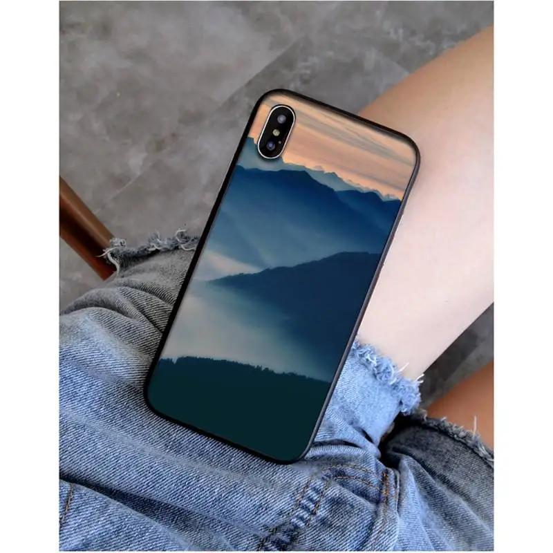 Чехол для мобильного телефона iPhone16 Чехол для мобильного телефона с изображением гор, леса, тумана отправляется от имени других лиц, окрашен в анти-капельный цвет для защиты от падений.
