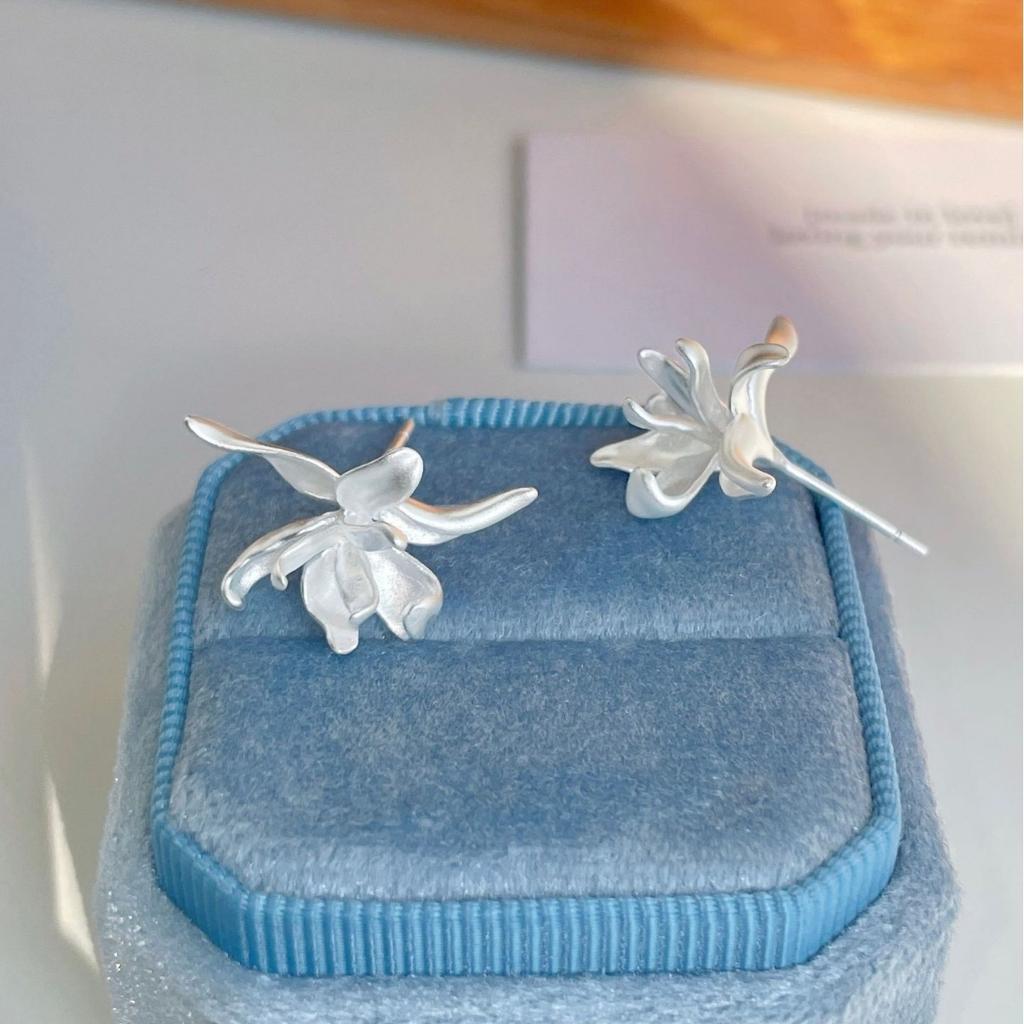 Exquisite and Sweet Wind Iris Stud Earrings, High-end Sense and Unique Temperament Silver Needle Earrings, Light Luxury Mori New Stud Earrings