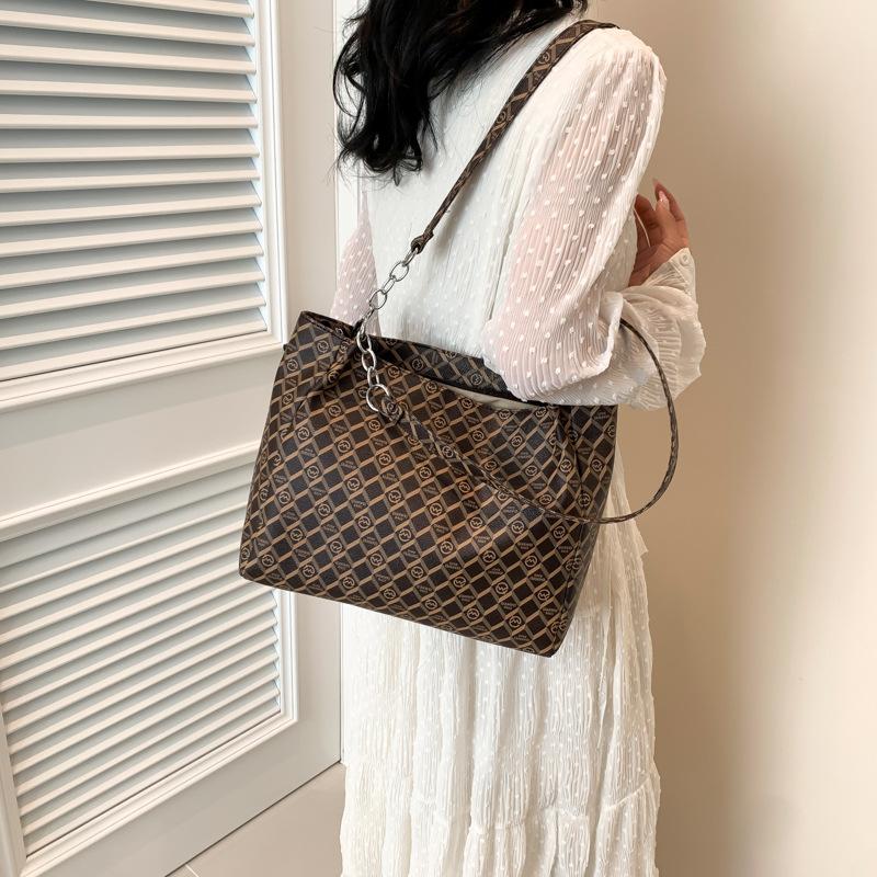 Большая вместимость Красивая сумка через плечо Новый стиль Модная женская сумка для поездок на работу Индивидуальная трендовая сумка через одно плечо для женщин