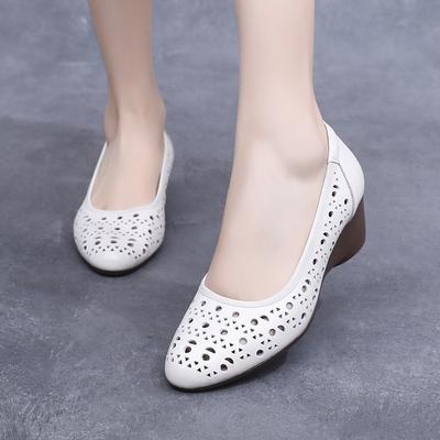 Новые летние сандалии из натуральной кожи, женские туфли на каблуке для мамы, перфорированные, нескользящие, с полыми одинарными туфлями, мягкой подошвой, ретро кожаные туфли