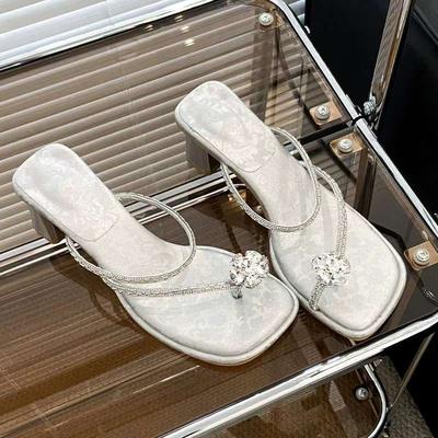 Красивые шлепанцы с цветком из стразов большого размера для женской летней носки 2025 новые французские сандалии на толстом каблуке с перемычкой для пальцев и юбкой