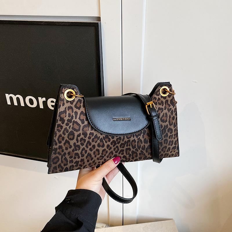 Сумка с леопардовым принтом женская большой вместимости 2025 новая осенне-зимняя универсальная нишевая сумка на плечо/подмышку сумка-багет для通勤/мессенджер
