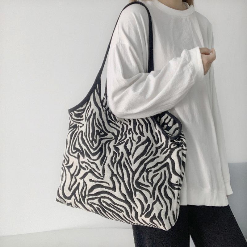 Сумка-тоут с принтом зебры большой вместимости