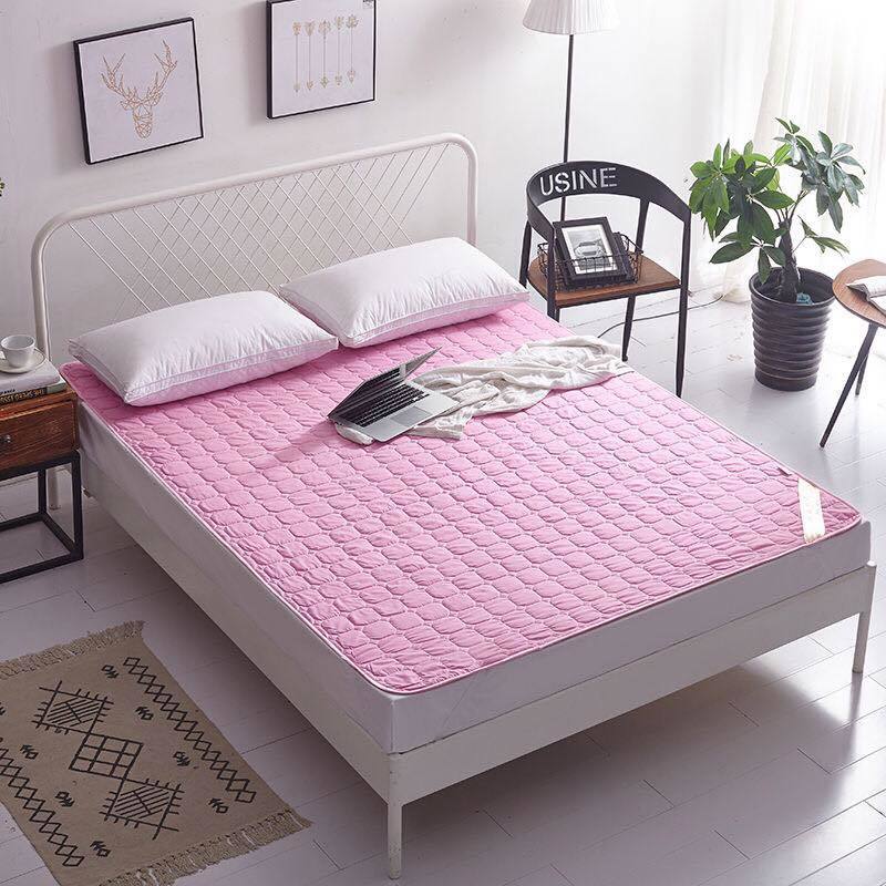 Простыни Four Seasons, двойные матрасы размера «queen-size», нескользящие защитные накладки, которые можно стирать в машине.