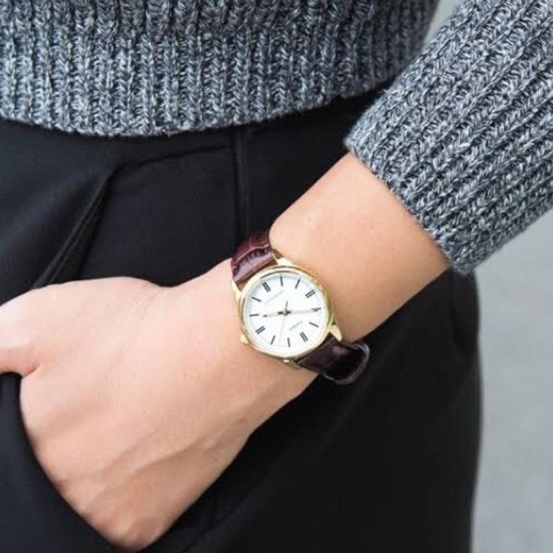 Casio Серия STANDARD Серия DRESS Модные Ретро Простые Кварцевый Механизм Кожаный Ремешок Японские и Корейские Часы Женские Часы Золотые LTP-V005GL-9B