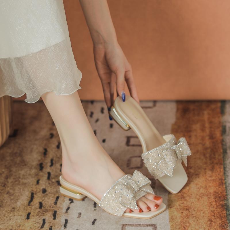 Шлепанцы на толстом каблуке с нескользящей подошвой женские лето 2025 новые феи ветер бриллианты с юбкой носить пляжные шлепанцы