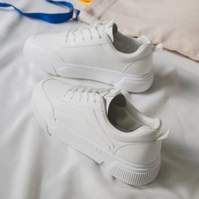 Женские кроссовки на толстой подошве 2024 Лето Женские повседневные маленькие белые туфли Универсальная корейская версия Спортивная и дорожная обувь для бега