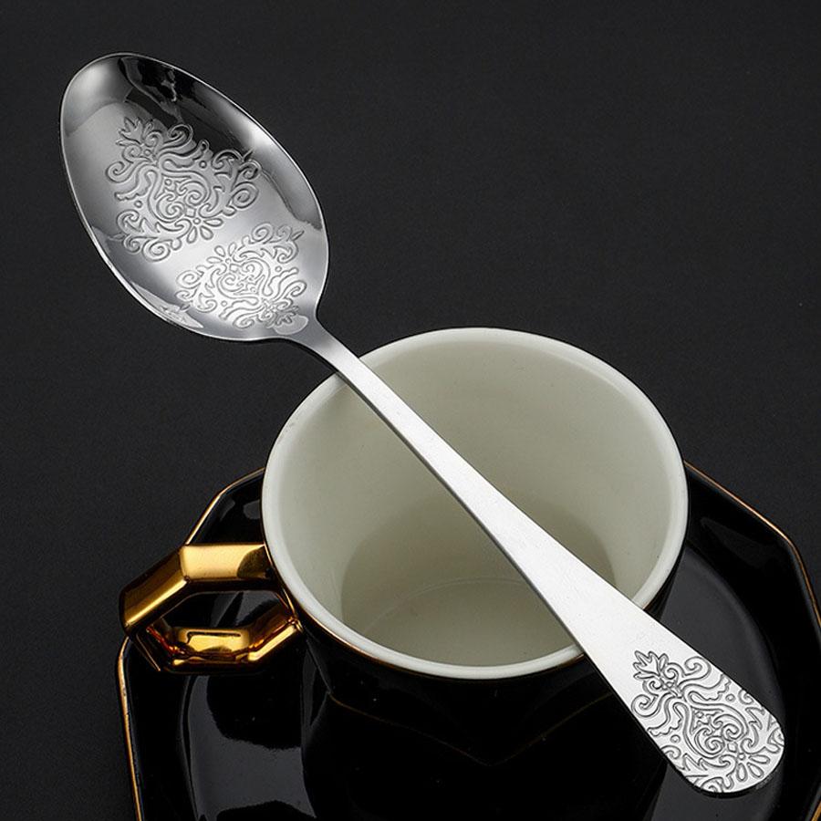 Набор столовых приборов из нержавеющей стали серебристого цвета: нож, вилка, ложка. Набор столовых приборов для ресторана, отеля. Ручка с изысканной резьбой.