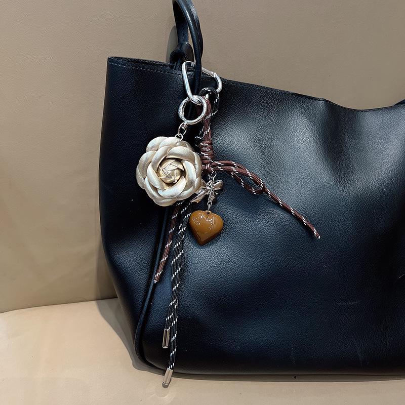 Брелок-шарм в корейском стиле в виде сплетенного вручную сердца с камелией