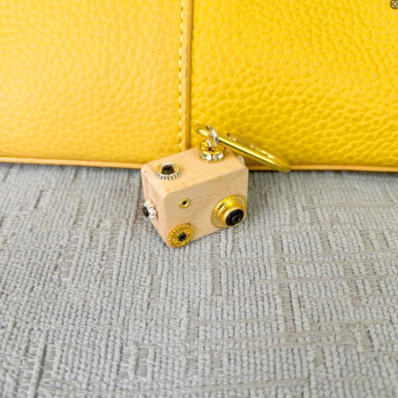 1 шт. Деревянный Металлический Милый Форма Машинки Уникальный Робот Подвеска Креативные Личные Украшения Панк Кошелек Сумка Подвеска Автомобильный Брелок