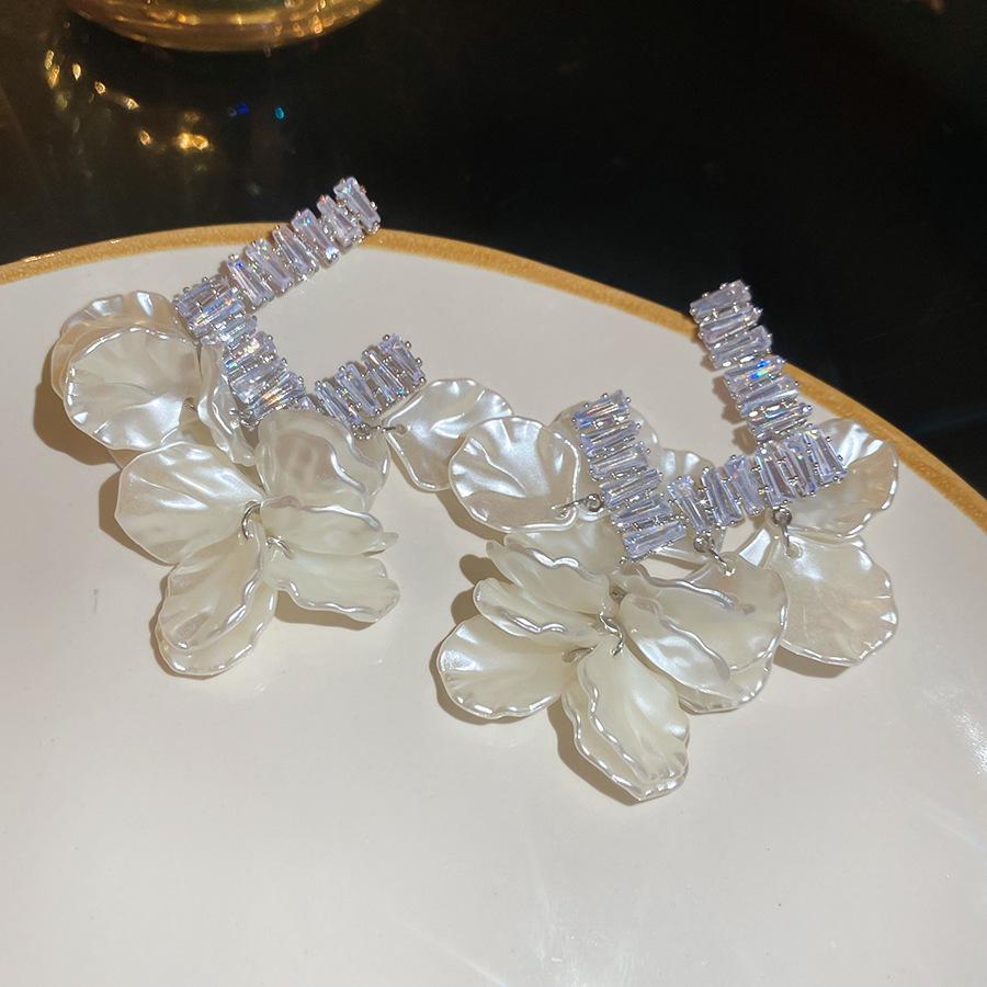 Серьги-гвоздики из ткани в виде цветка «Серебряная игла» со стеклянной бахромой, средние, с антикварным темпераментом, дизайнерские, нишевые