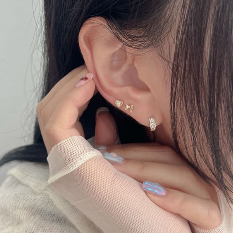 youngglow 14k mini frill ribbon piercing