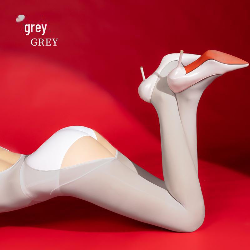 Изящный и соблазнительный блестящий комбинезон с открытой спиной и чулками