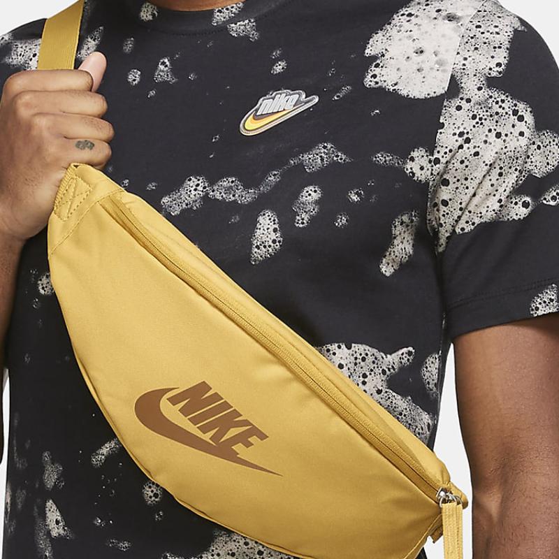 Nike Нейлоновая одноплечевая поясная сумка кроссбоди обычная унисекс пшенично-золотистая и але-коричневая повседневная DB0490-725