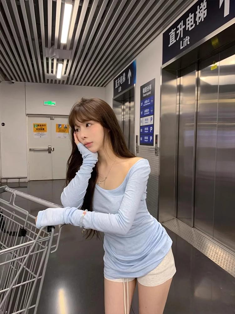 Женская синяя футболка с U-образным вырезом, облегающего кроя, с длинным рукавом | Мода лето 2025