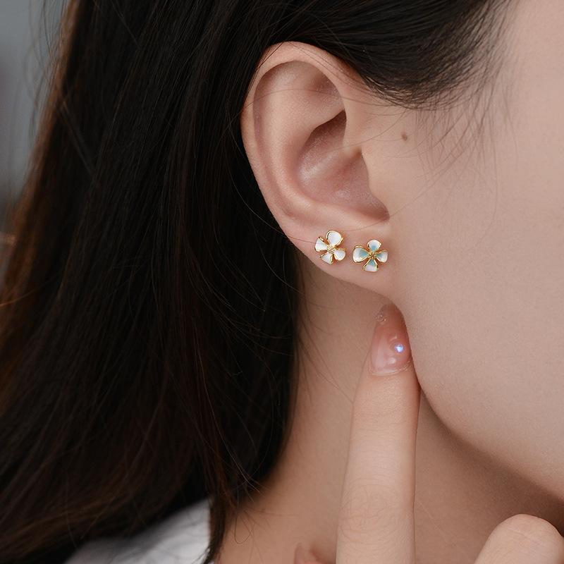 Серьги-цветы для женщин с маленькими, простыми и универсальными цветочными серьгами в лесном стиле. Свежие, красочные, милые.