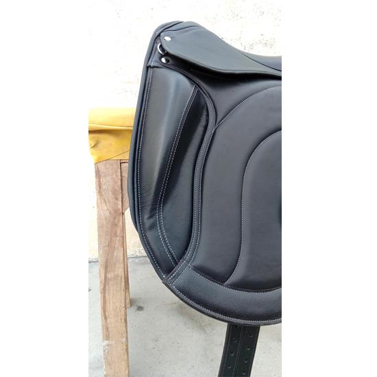 Кожаное выездковое седло с монокрылом и сменными вставками, размер 17", 17,5", 18"