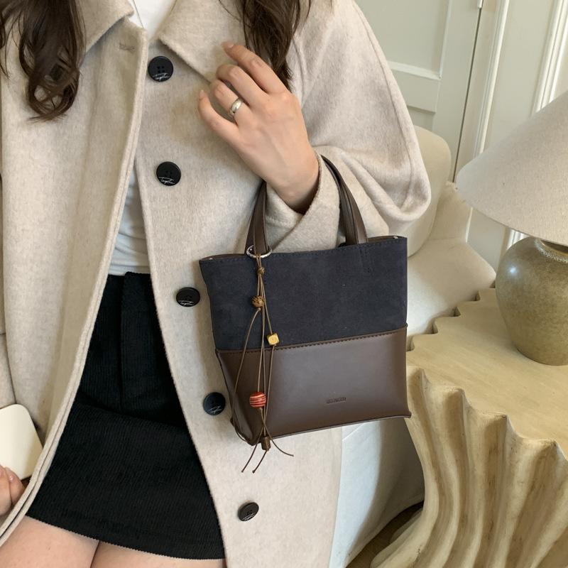 Премиальное ощущение иностранного стиля маленькая сумка женская осень и зима универсальная 2025 новая сумка через плечо мессенджер популярная портативная сумка-ведро