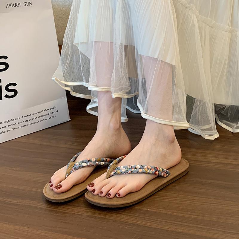 Шлепанцы женские модные для улицы на плоской подошве летние нескользящие универсальные тапочки для ног приморская пляжная обувь женские сланцы