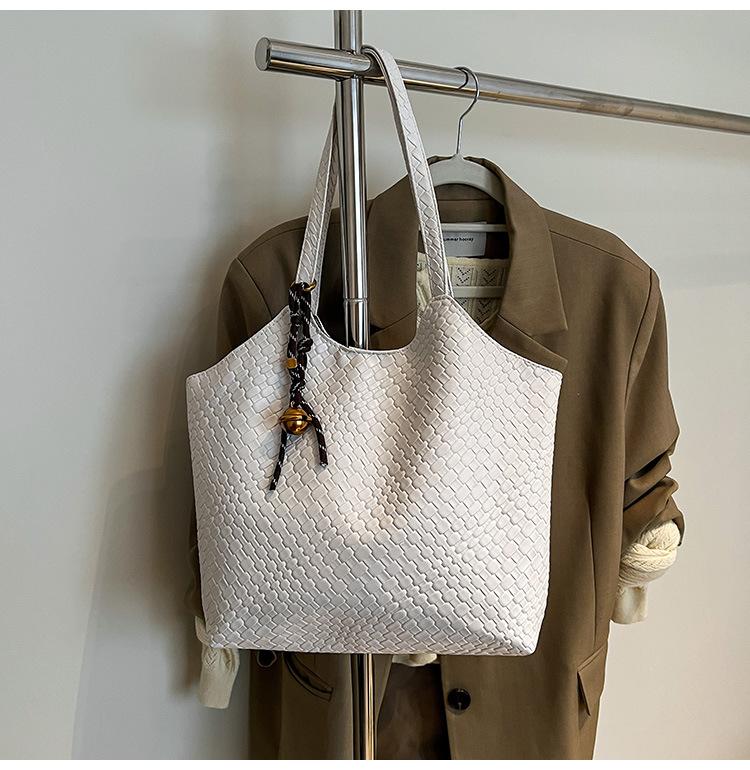 Женская плечевая сумка большой вместимости 2025 зима новая универсальная сумка для поездок на работу, сумка под мышкой, популярная сумка-тоут тренд этого года