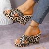 Летние новые тапочки на танкетке с широкими ремешками 2024 года для женщин с открытым носком на платформе с леопардовым принтом, пляжная обувь в римском стиле