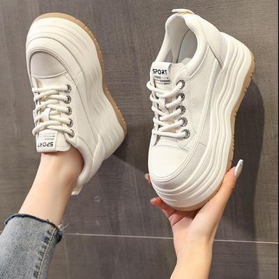 Кожаная внутренняя часть увеличивает рост белые туфли женские 2024 осень новые толстые подошвы маленькие кексы мягкая подошва повседневные туфли для доски