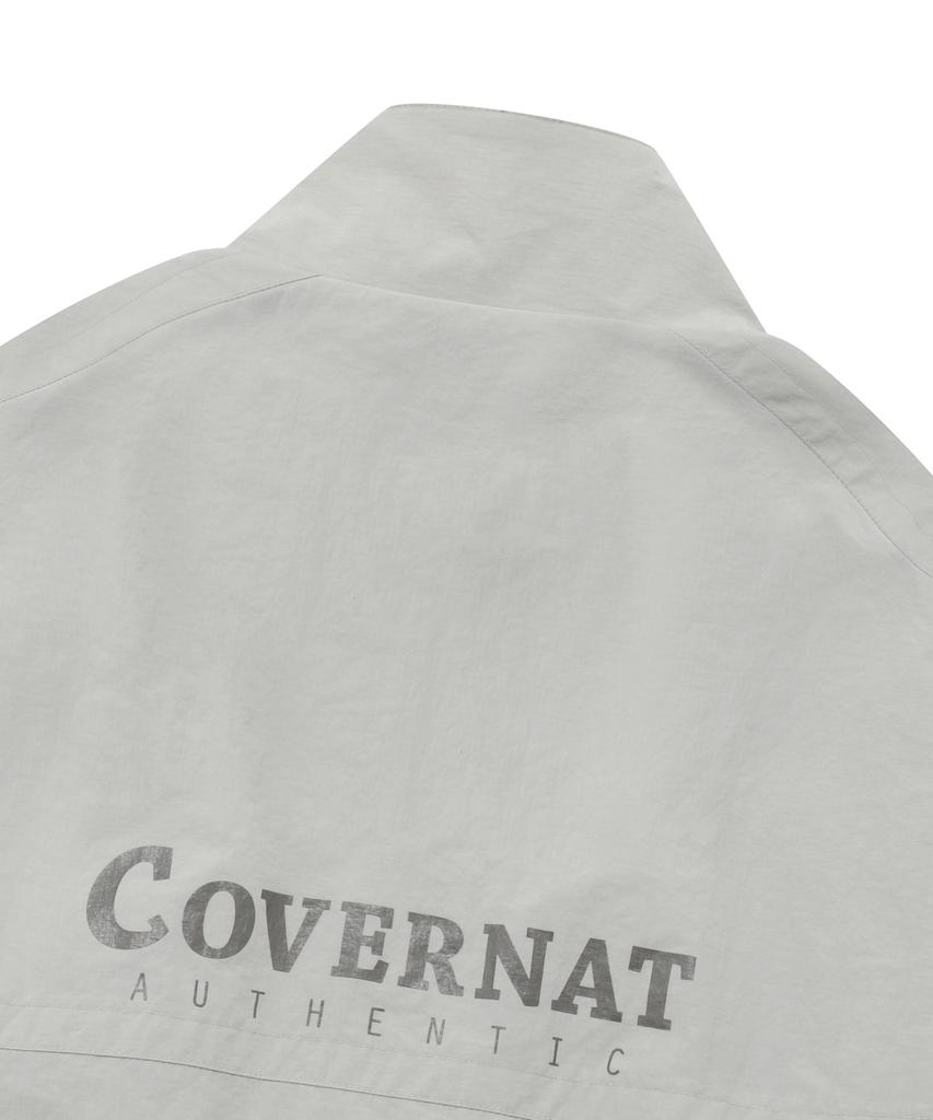 COVERNAT Спортивная куртка с большим логотипом, светло-серая
