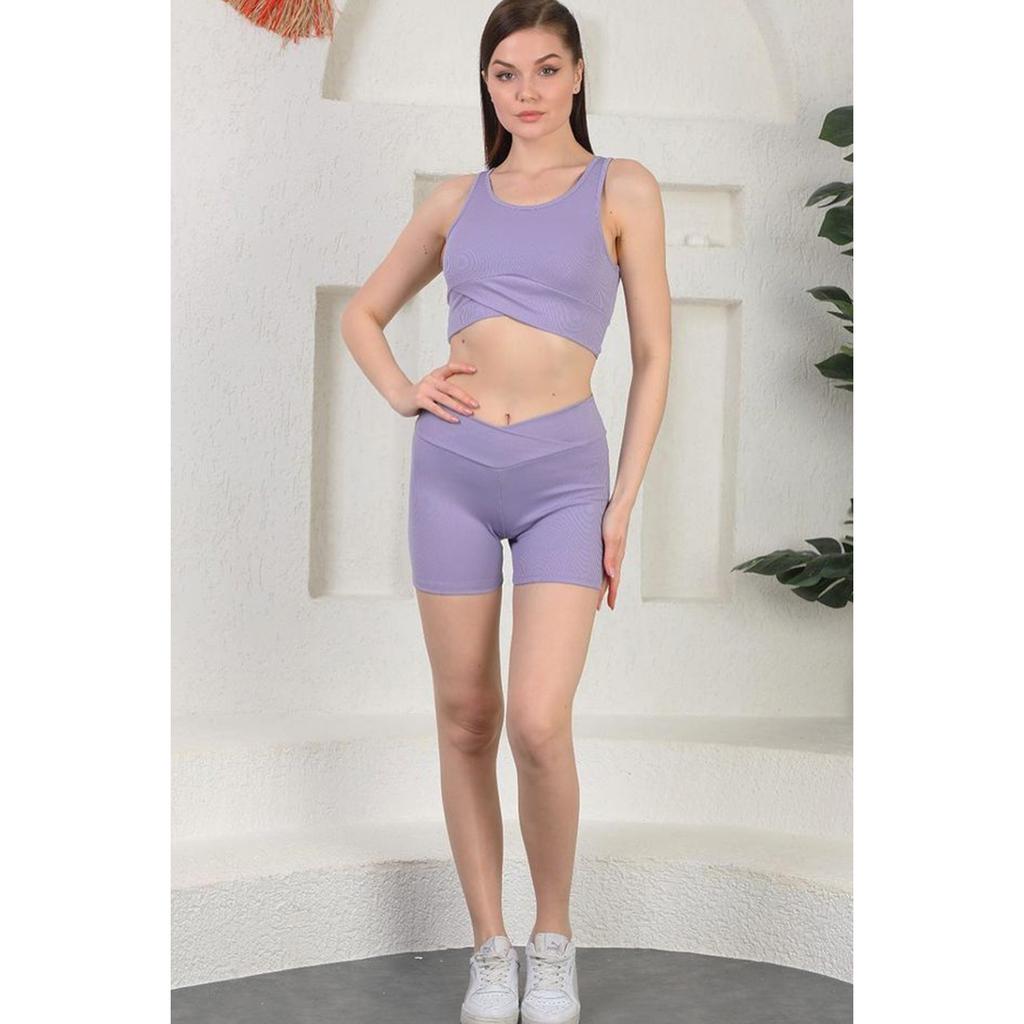 Спортивный комплект из бюстье и шорт в рубчик