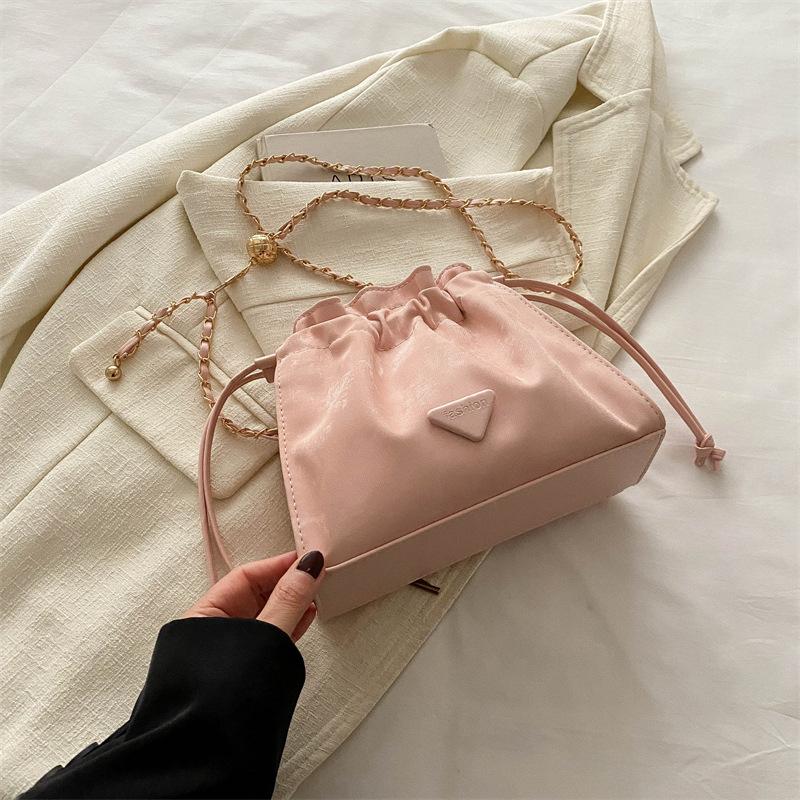 Сумка Niche Textured Bag Spring Shoulder Bag New Small Bag Fashioned Drawstring Bucket Bag Casual Crossbody Bag
