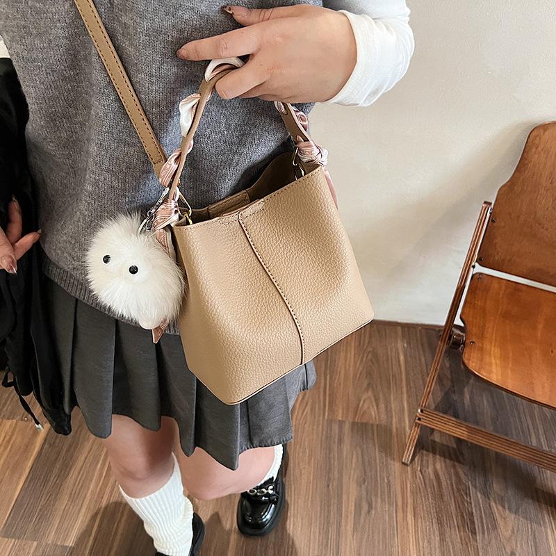 Texture Niche Design Bag 2025 New Female Popular Versatile Retro Messenger Bag Fashionable Portable Bucket Bag