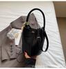 Korean Version of Fashion Retro Mother-in-law Bucket Bag Women's 2025 New Trendy Commuter One-shoulder Crossbody Bag Super Hot Hand-held Bag