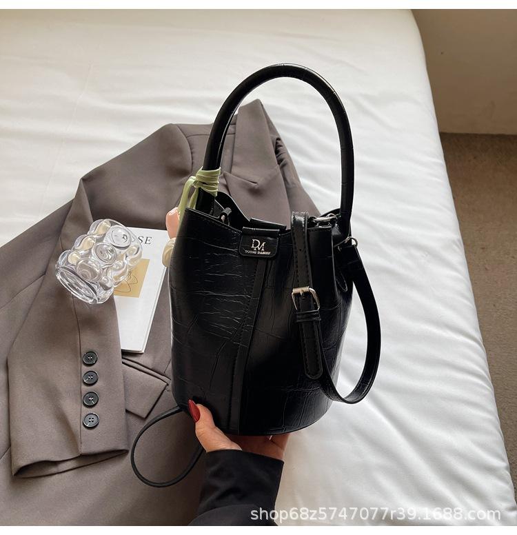 Korean Version of Fashion Retro Mother-in-law Bucket Bag Women's 2025 New Trendy Commuter One-shoulder Crossbody Bag Super Hot Hand-held Bag
