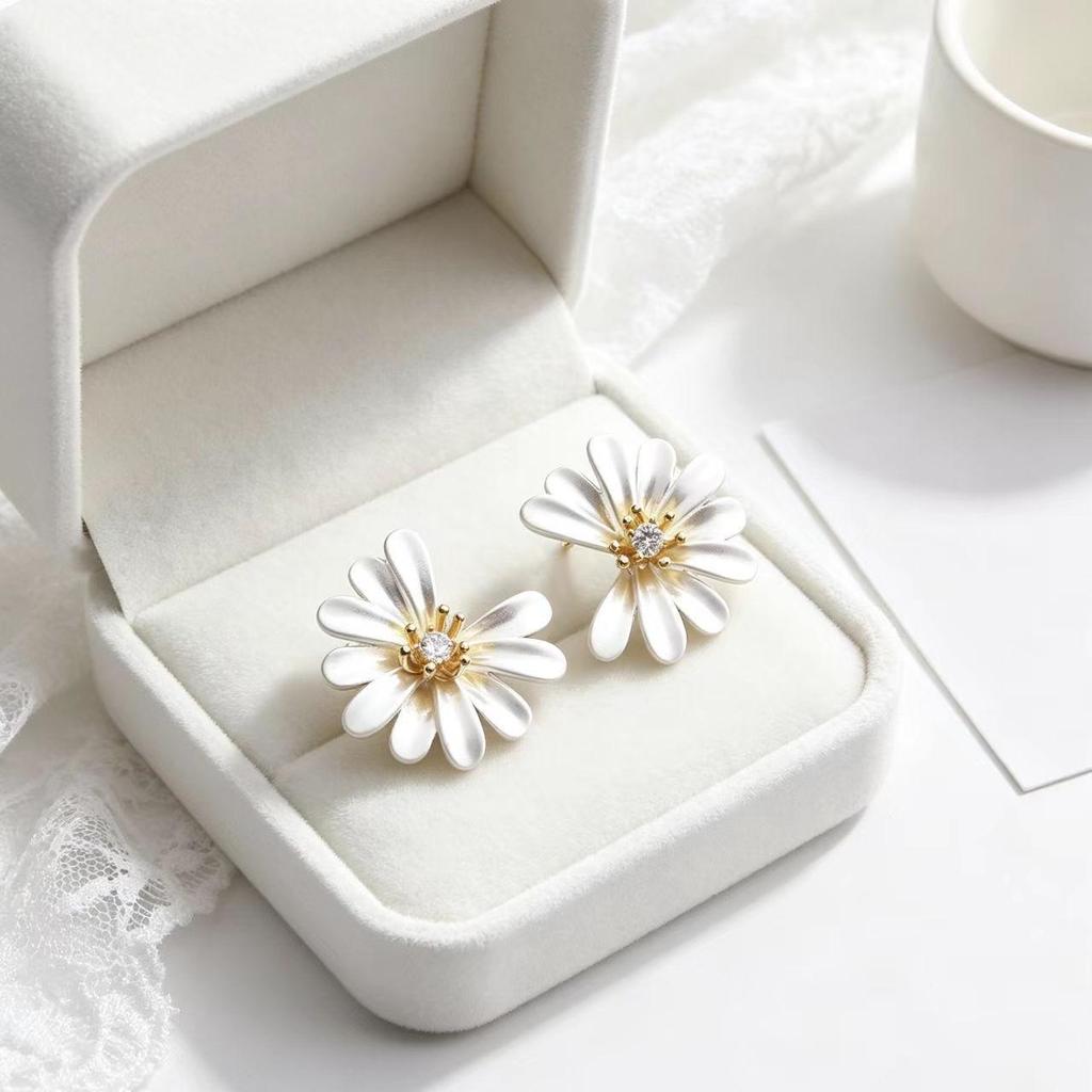 Elegant Daisy Floral Stud Earrings - High-End Fashion Jewelry