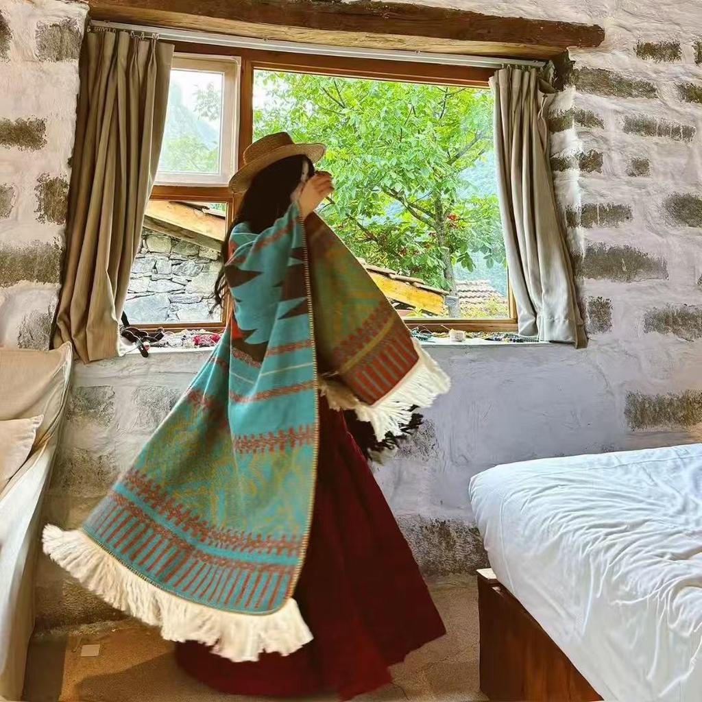 Вязаный шаль-пуловер с этническим узором - Женская теплая накидка для путешествий