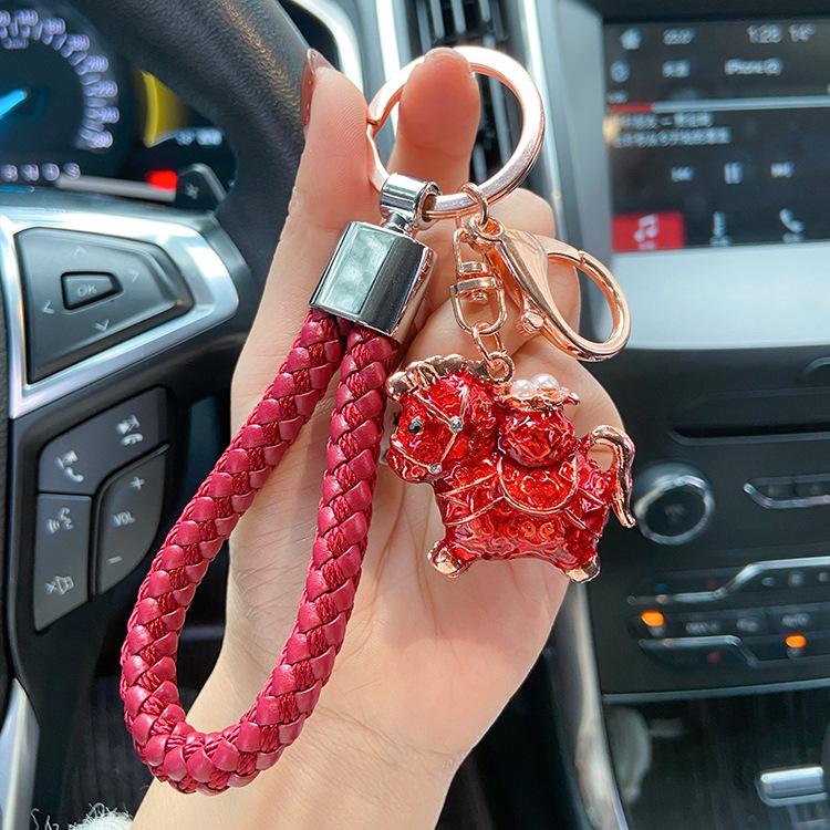 "2023 Red Series God of Wealth Keychain: Creative Money Bag for Car Keys, Annual Meeting Gift with Custom Logo Engraving"