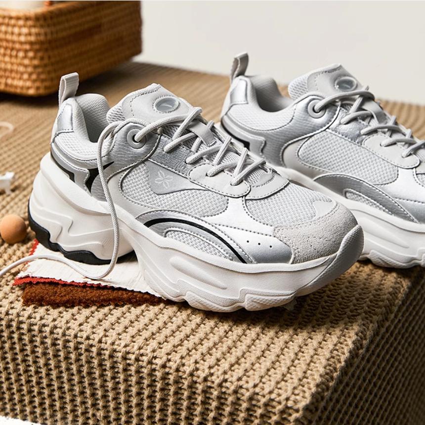 Anta Белый Вэй Удобный Универсальный Износостойкий Поддерживающий Увеличивающий Рост Низкий Верх Папины Кроссовки Женские кроссовки Серебристо-Серый 922518814-1