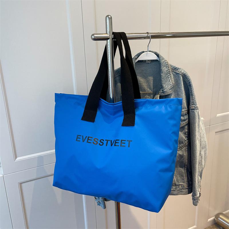 Модная и яркая цветовая командировка на короткие расстояния, магазины большой емкости, йога, фитнес, камера хранения багажа, дорожная сумка.