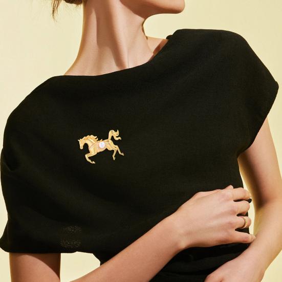 Golden Horse Brooch Faux Pearl Horse Lapel Pin Chinese Zodiac Animal Brooch Pin with Rhinestones for Sweaters Hats Bags Coats