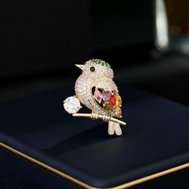Брошь-птица со стразами в корейском стиле: Элегантная брошь в виде животного для женского костюма - Нишевый дизайн
