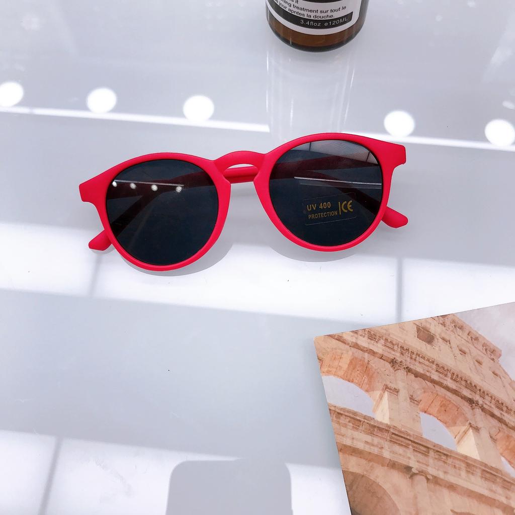 Модные уличные фотографии Подиумная мода Детские солнцезащитные очки Детские солнцезащитные очки конфетного цвета Пляжные очки