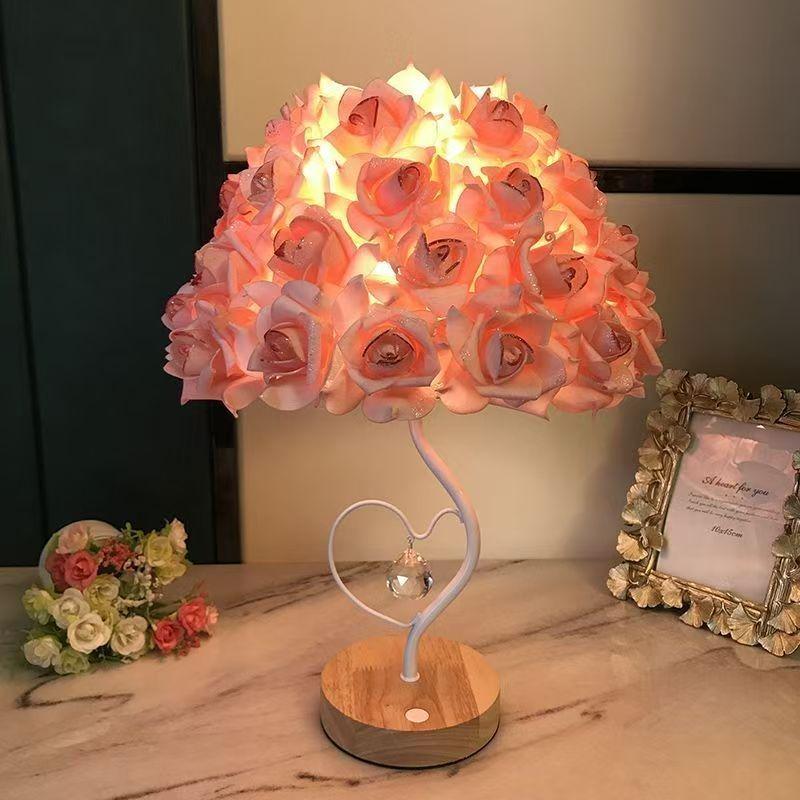 Элегантная европейская настольная лампа с перьями - Уютный светодиодный прикроватный светильник для спален и свадеб